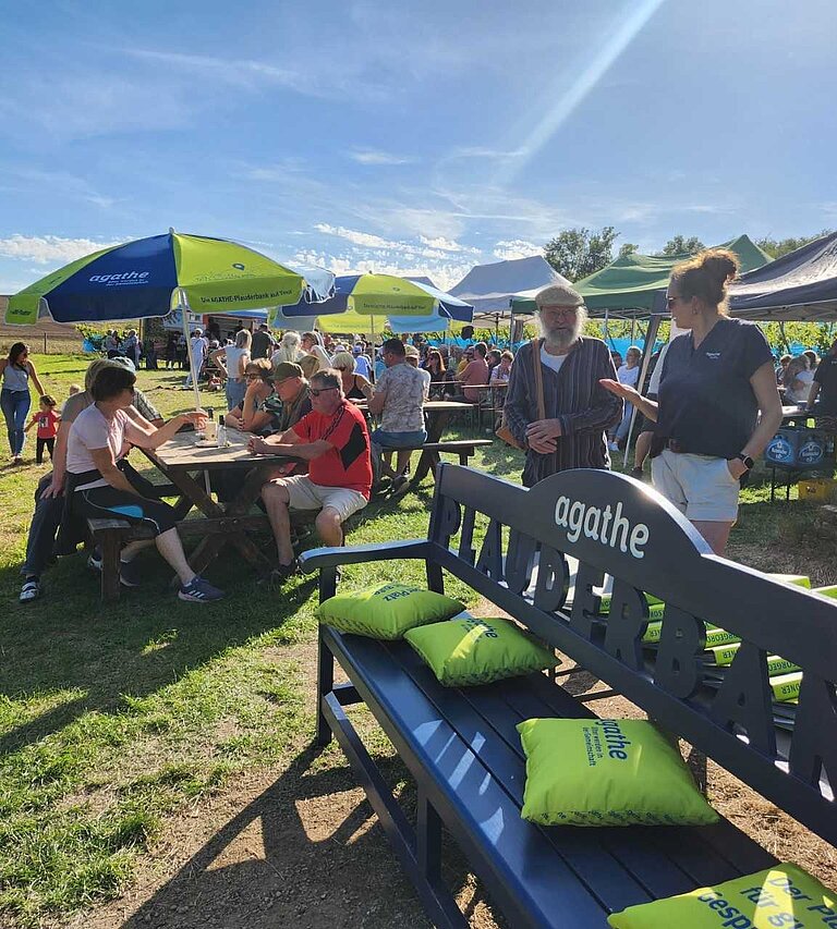 Plauderbank beim Weinfest