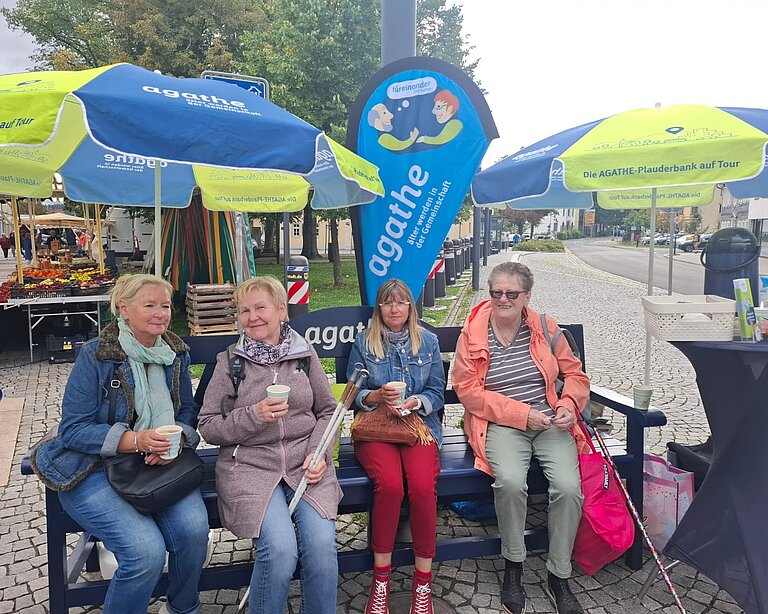 Plauderbank mit Gästen