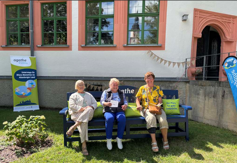 Besucherinnen auf der Plauderbank