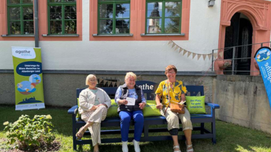 Besucherinnen auf der Plauderbank