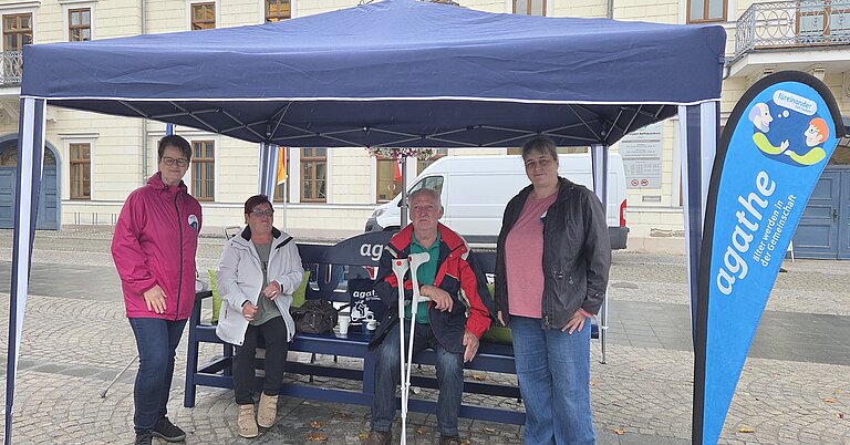 Yvonne Koch und Andrea Reinhardt mit Gästen