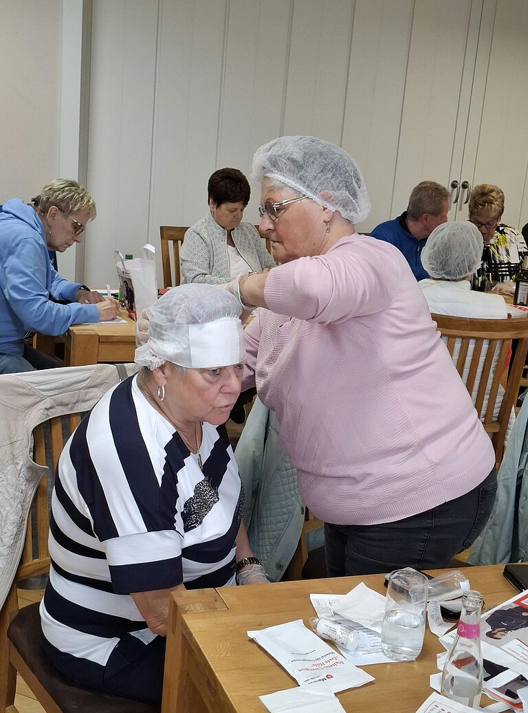 Kopfverband anlegen