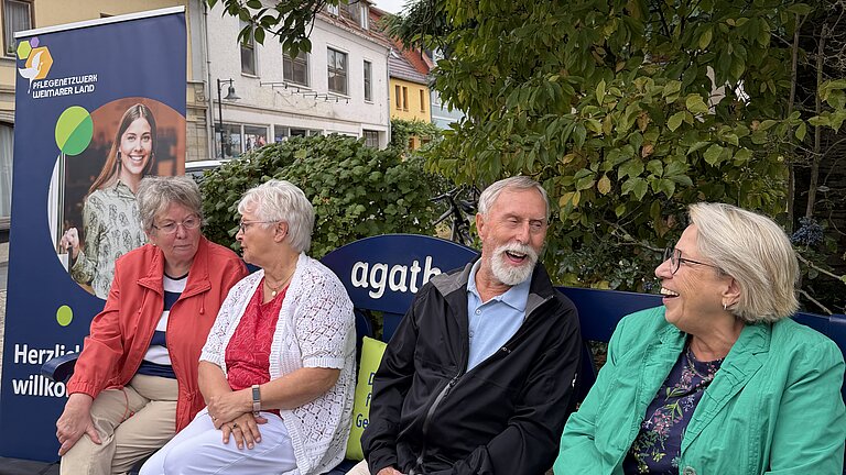 Gäste auf Plauderbank
