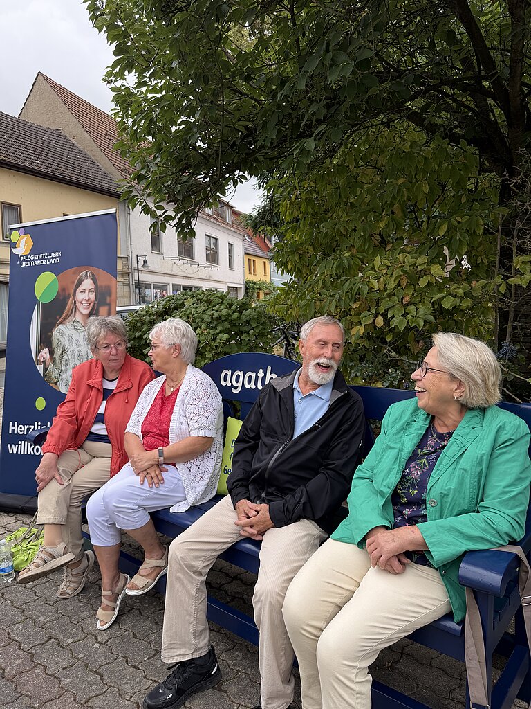 Gäste auf Plauderbank